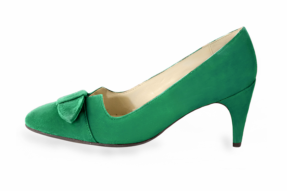French elegance and refinement for these emerald green dress pumps, with a knot on the front, 
                available in many subtle leather and colour combinations. Possibility to customize with your colors, materials and heels.
With its original cutout, this pretty fitted pump
will render you great services, combining comfort and distinction. 
                Matching clutches for parties, ceremonies and weddings.   
                You can customize these shoes to perfectly match your tastes or needs, and have a unique model.  
                Choice of leathers, colours, knots and heels. 
                Wide range of materials and shades carefully chosen.  
                Rich collection of flat, low, mid and high heels.  
                Small and large shoe sizes - Florence KOOIJMAN